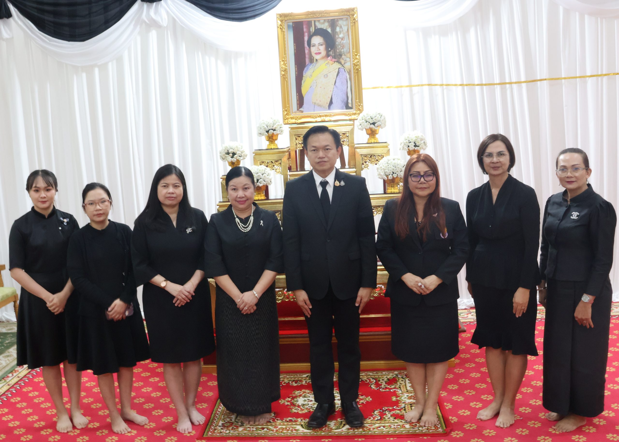 ผู้ช่วยศาสตราจารย์ ดร.ศิราณี อิ่มน้ำขาว ผู้อำนวยการวิทยาลัยพยาบาลศรีมหาสารคาม นำคณะผู้บริหาร อาจารย์และเจ้าหน้าที่สายสนันสนุน เข้าร่วมพิธีบำเพ็ญกุศลสวดอภิธรรม ถวายเป็นพระราชกุศล สมเด็จพระนางเจ้าสิริกิติ์พระบรมราชินีนาถ พระบรมราชชนนีพันปีหลวง